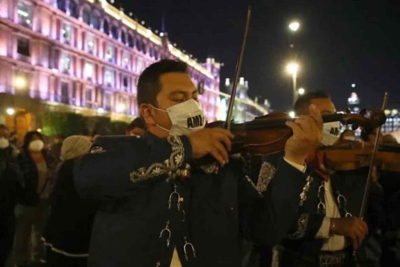 Simpatizantes llevan serenata a AMLO por su cumpleaños