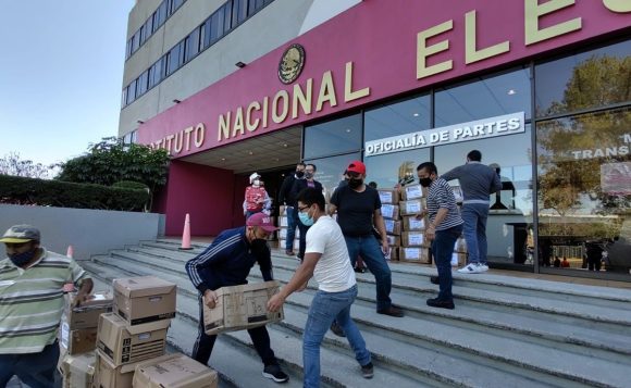 Entregan 3 millones más de firmas a INE para revocación