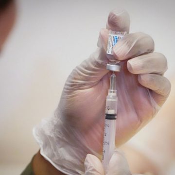 Alista Israel cuarta dosis de vacuna Covid para mayores de 60 y personal médico