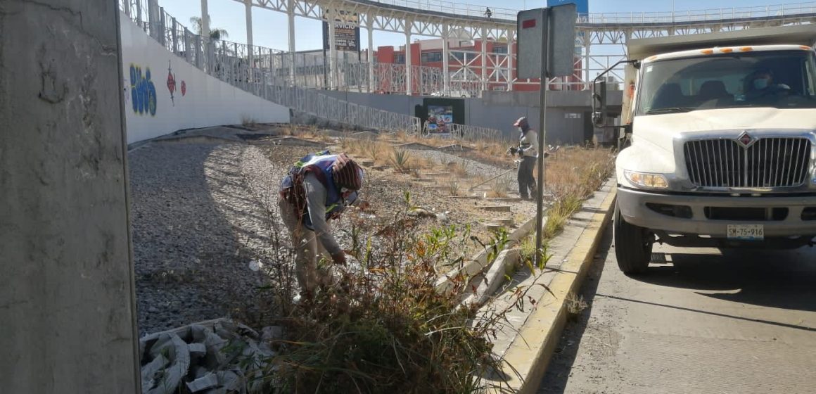 Realizan limpia y servicios públicos brigada de mantenimiento al Distribuidor Juárez – Serdán