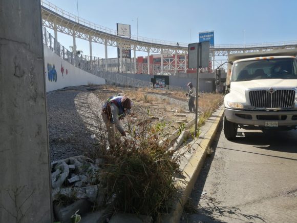 Realizan limpia y servicios públicos brigada de mantenimiento al Distribuidor Juárez – Serdán