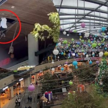 En plena Navidad, hombre cae desde tercer piso en plaza comercial