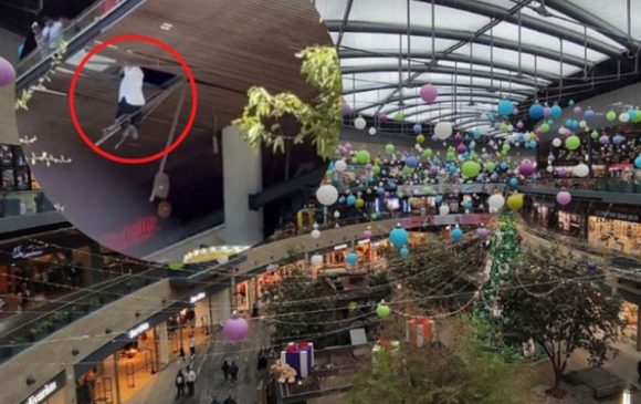 En plena Navidad, hombre cae desde tercer piso en plaza comercial