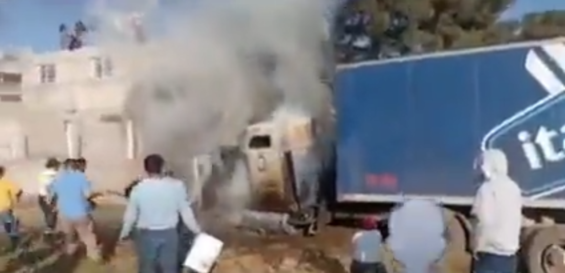 Por falla de frenos un tráiler de Italpasta se incendió