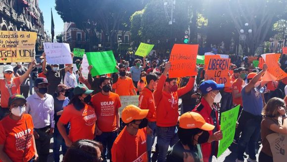 248c9016-6156-4a2f-b84e-8c846cc2bc74 Estudiantes de la UDLAP se manifiestan exigir reapertura del campus