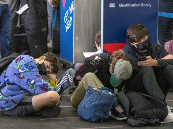 Ómicron afecta a tripulación de aviones; van más de 7 mil vuelos cancelados en el mundo