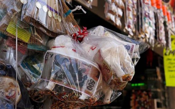 Poblanos compran diferentes rituales para atraer salud, trabajo y amor