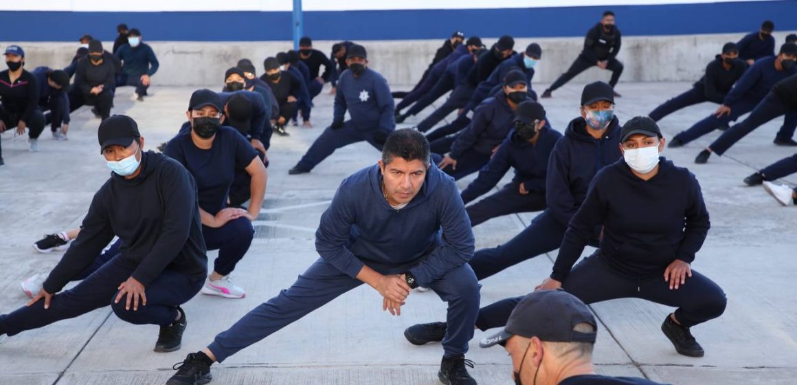 Eduardo Rivera supervisa formación física de cadetes de la Policía Municipal