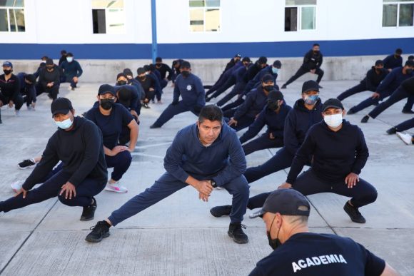 Eduardo Rivera supervisa formación física de cadetes de la Policía Municipal