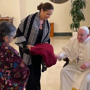Recibe Papa Francisco a Artesanas de Puebla