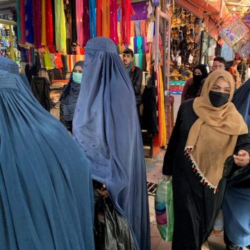 Prohíben talibanes a mujeres viajar sin acompañante