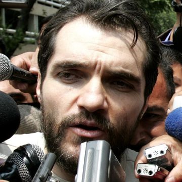 Amenaza Carlos Ahumada: cesa persecución o exhibe videos de 4T