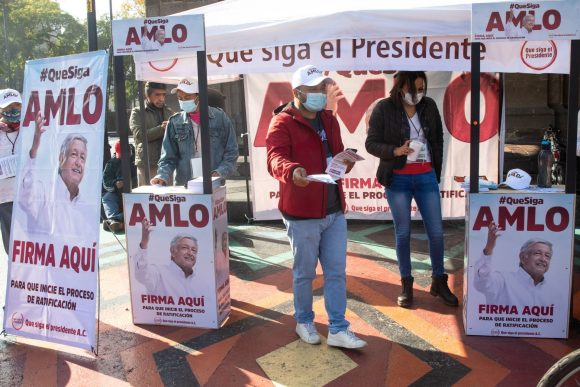 Simpatizantes del Presidente de México, Andrés Manuel López Obrador, se encuentran recabando firmas para apoyar la ratificación de su mandato, esto con miras al ejercicio de revocación de mandato que se prevé suceda en abril. Confirman suspensión de campaña de “Ratificación” de Mandato: TEPJF respalda al INE