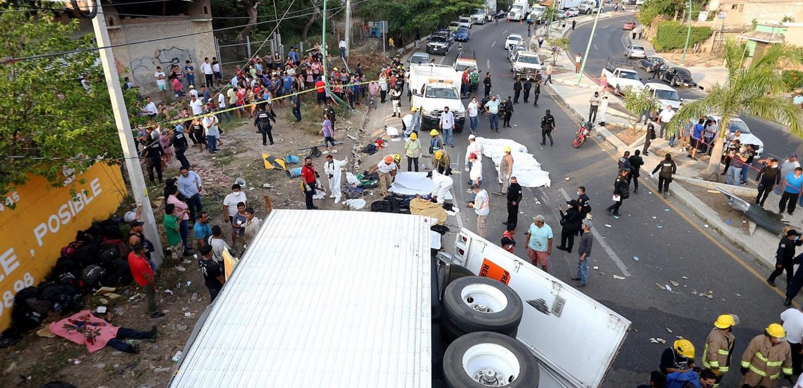(VIDEO) Ya son 55 migrantes fallecidos en accidente de trailer en Chiapas