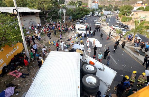 Trailer Chiapas CMH (VIDEO) Ya son 55 migrantes fallecidos en accidente de trailer en Chiapas