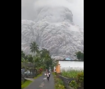 Erupción de volcán Semeru, en Indonesia, dejó una columna de humo de 3 mil 676 metros del altura
