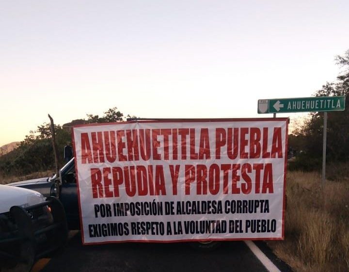 Bloquean la carretera Puebla – Oaxaca por conflicto poselectoral en Ahuehuetitla