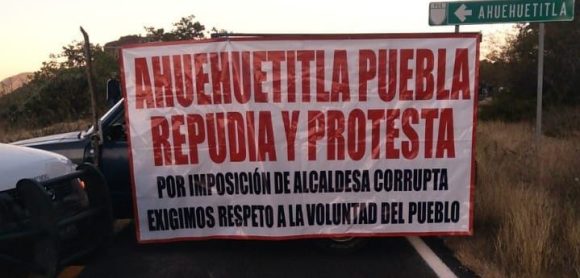 WhatsApp-Image-2021-12-02-at-8.07.38-AM Bloquean la carretera Puebla – Oaxaca por conflicto poselectoral en Ahuehuetitla