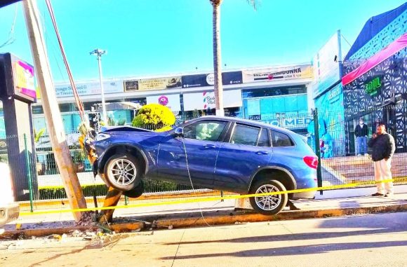 WhatsApp-Image-2021-12-02-at-9.01.41-AM (FOTOS) Así dejaron esta camioneta de lujo en Circuito Juan Pablo II