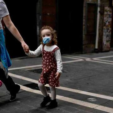 Nueva York registra un alza de hospitalizaciones de niños por la Covid-19