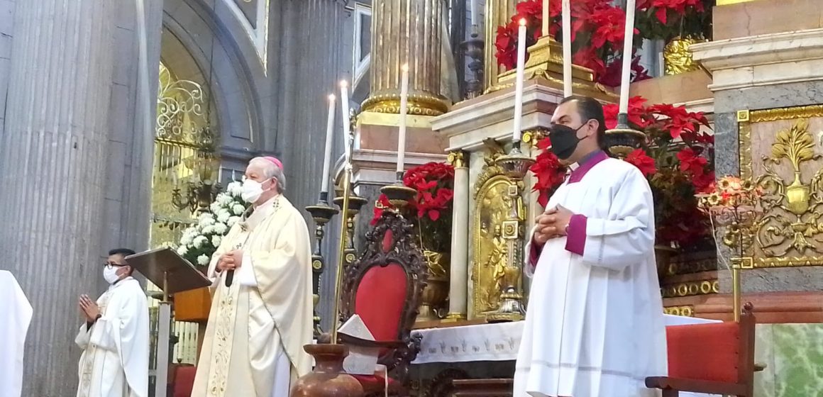 Llama arzobispo de Puebla a defender el modelo tradicional de familia