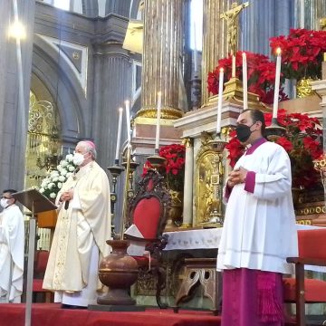 Llama arzobispo de Puebla a defender el modelo tradicional de familia