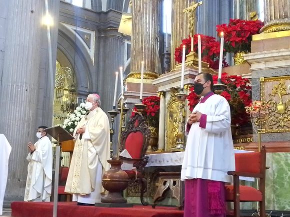 Llama arzobispo de Puebla a defender el modelo tradicional de familia