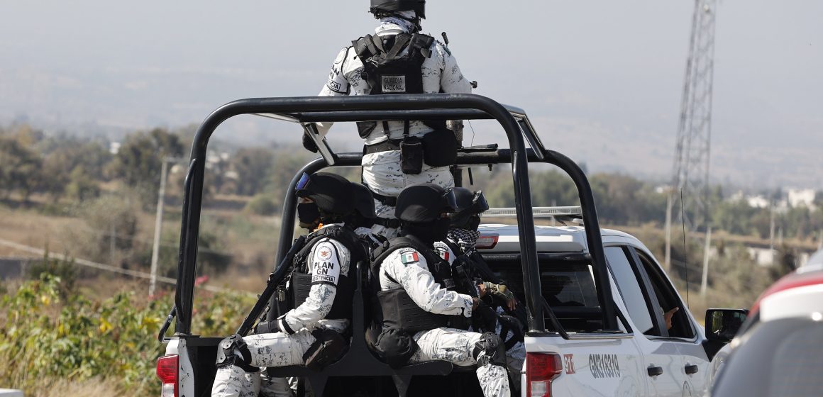 En Guerrero, Guardia Nacional asegura vehículo con armas, cargadores y más de 200 cartuchos útiles