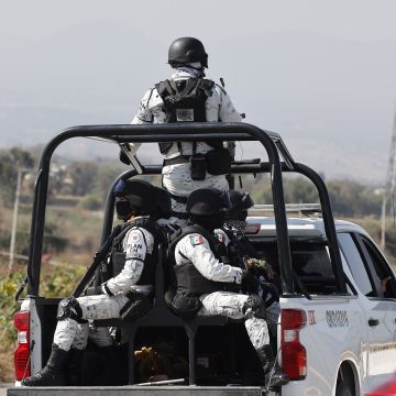 En Tamaulipas, aseguran armamento en dos camionetas abandonadas