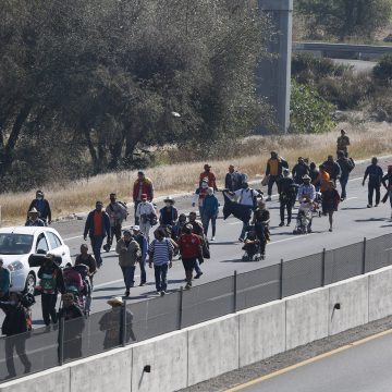 Caravana migrante paraliza la Puebla-México, van rumbo a la CDMX
