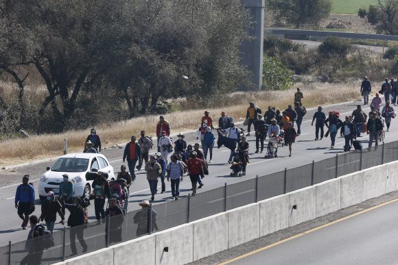 Caravana migrante paraliza la Puebla-México, van rumbo a la CDMX