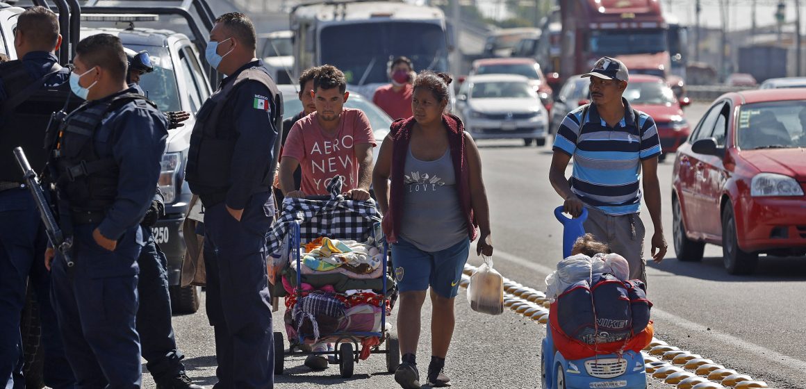 Caravana migrante pasa por Puebla, piden comida y dinero