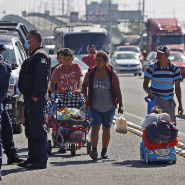 Caravana migrante pasa por Puebla, piden comida y dinero