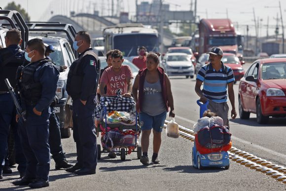 CARAVANA MIGRANTES Caravana migrante pasa por Puebla, piden comida y dinero