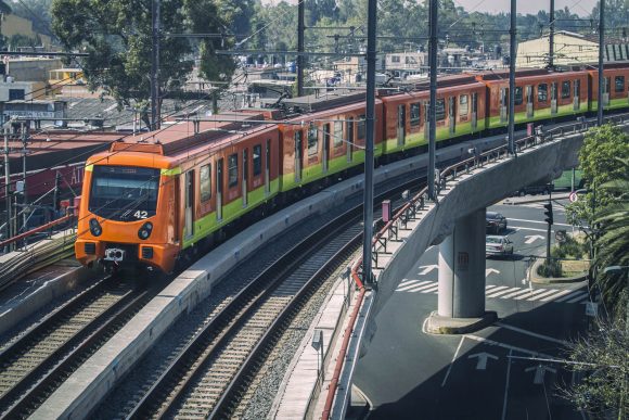 CIUDAD DE MÉXICO, 27DICIEMBRE2016.- Convoy de la Línea 12 del Metro recorre una de las curvas que fueron rehabilitadas.
FOTO: MOISÉS PABLO /CUARTOSCURO.COM Nuevas grietas en línea 12 del metro
