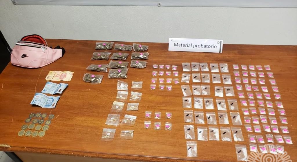 Detiene Policía Estatal a mujer con más de 120 dosis de aparente droga