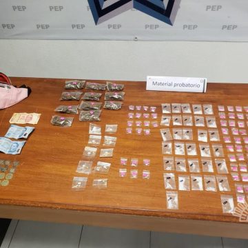 Detiene Policía Estatal a mujer con más de 120 dosis de aparente droga