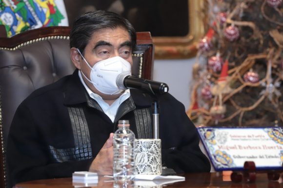 “No se destituyen autoridades democráticamente electas cerrando carreteras”, dijo el gobernador a habitantes de Ahuehuetitla