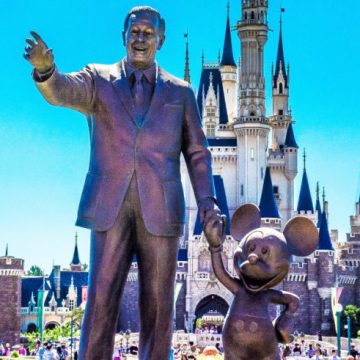 Trabajadores de Disneyland votan a favor de una huelga