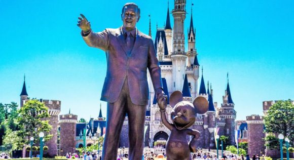 Trabajadores de Disneyland votan a favor de una huelga