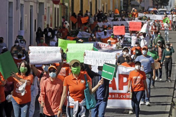 Realizan estudiantes y docentes UDLAP cacerolazo pacífico