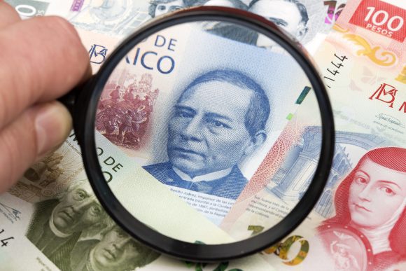 new-mexican-pesos-in-a-magnifying-glass-a-business-2021-08-31-21-15-32-utc-1 Banxico aumenta tasa de interés a 5.50%
