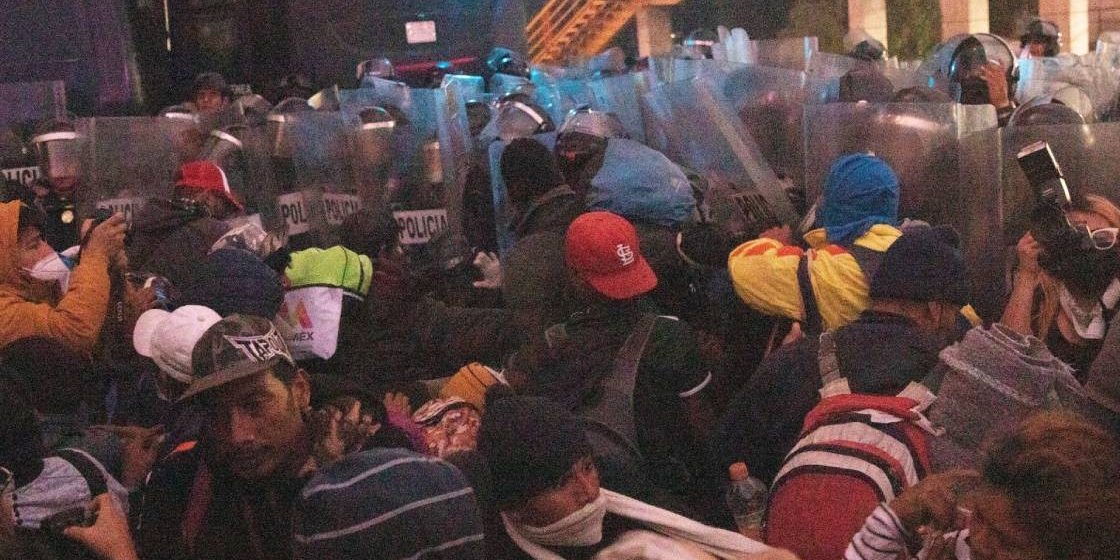 Se enfrentan policías y migrantes en la México-Puebla