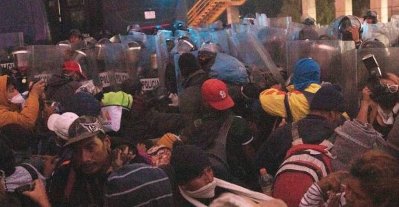 policia-antimotines-cdmx-migrantes Se enfrentan policías y migrantes en la México-Puebla