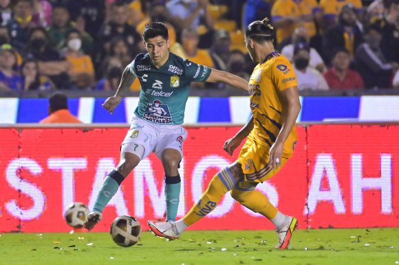 Los Tigres toman ventaja con voltereta ante el León