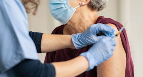 Pfizer y BioNTech declara que 3a dosis genera un aumento de anticuerpos eficaz contra ómicron
