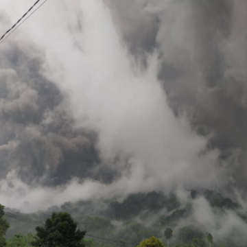 Erupción de volcán Semeru dejó un muerto y 41 heridos