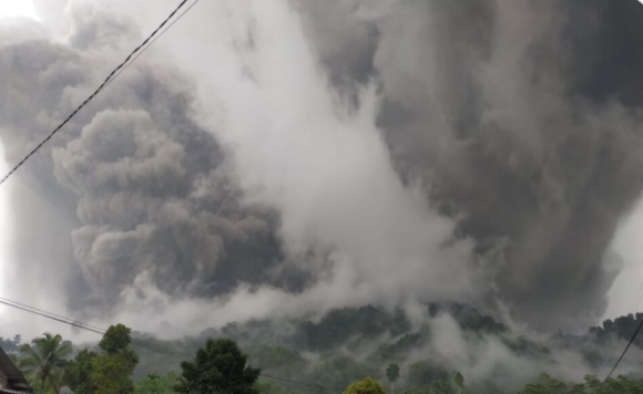 Erupción de volcán Semeru dejó un muerto y 41 heridos