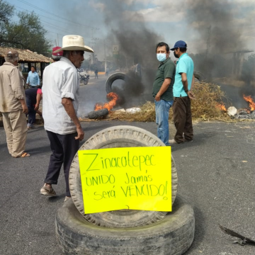 Queman llantas y toman carreteras en Zinacatepec contra el DAP