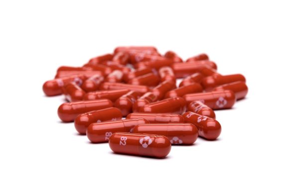 1512407 Cofepris autoriza uso de emergencia de molnupiravir, medicamento oral contra el COVID-19